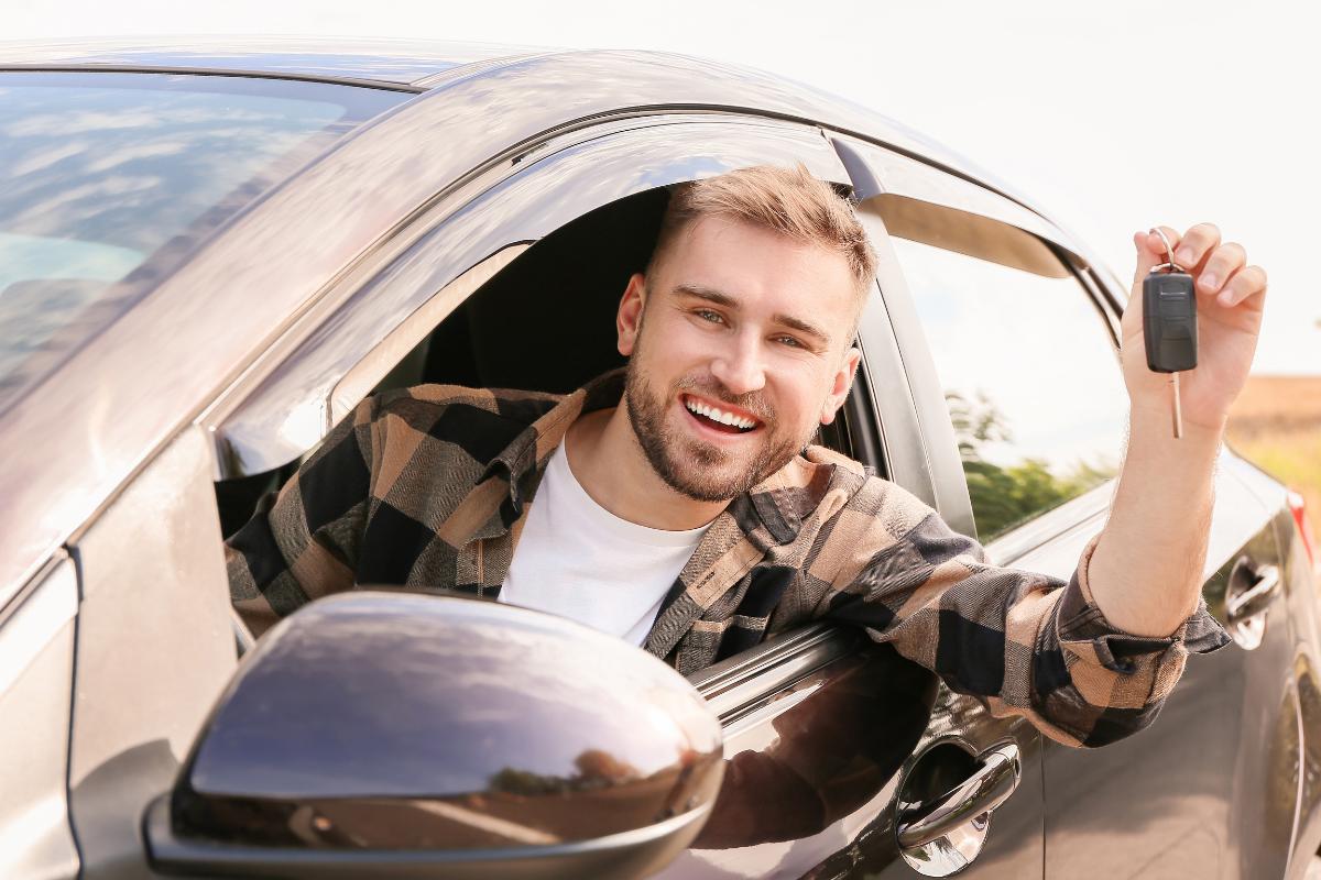 homem dentro do carro planejamento de viagem masculina 